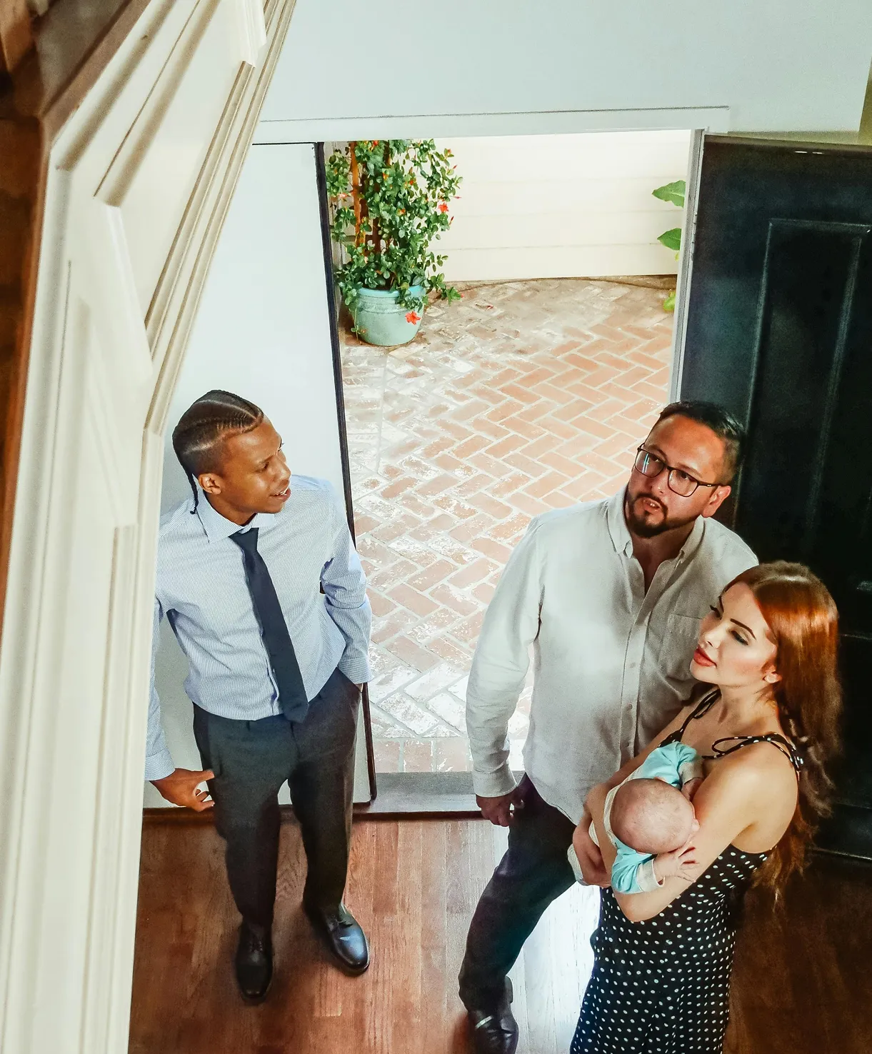 Família visitando um imóvel