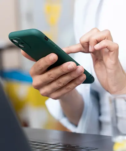 Consultora em conversa com um cliente