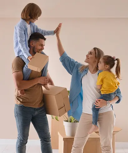 Família conhecendo um imóvel